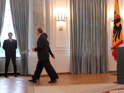 Bundespräsident Horst Köhler verlässt mit seiner Frau Eva Luise die Pressekonferenz im Schloss Bellevue. Er erklärte seinen Rücktritt wegen seiner umstrittenen Afghanistan-Äußerungen. Köhler erklärt Rücktritt