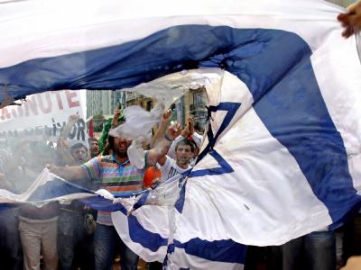 Türkische Demonstranten verbrennen in Istanbul eine israelische Flagge. Anti-Israel Demo in Istanbul