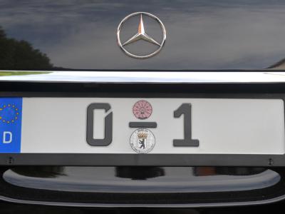 Das Kennzeichen des Mercedes-Dienstfahrzeuges des Bundespräsidenten. Autokennzeichen: 0 - 1