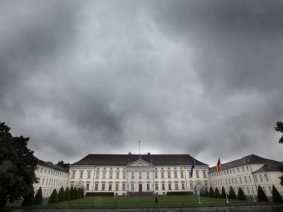 Dunkle Wolken ziehen über das Schloss Bellevue in Berlin hinweg. Schloss Bellevue