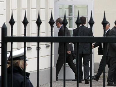 Horst Köhler betritt durch den Seiteneingang vielleicht zum letzten Mal das Schloss Bellevue in Berlin. Rücktritt Köhler
