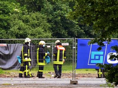 Mit Plastiktüten suchen Feuerwehrmänner den Ort der Explosion ab. Die Weltkriegsbombe riss drei Sprengstoffexperten in den Tod. Tote bei Explosion