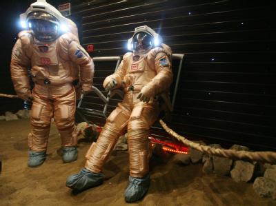 ESA-Spezialist Diego Urbani (r) aus Italien und der Militärarzt Alexei Smolejewsky (l) aus Russland bei einem Training im Institut für biomedizinische Probleme in Moskau. Mars-Simulation