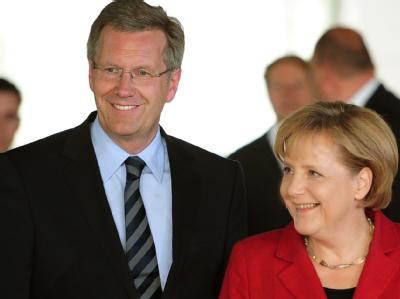 Bundeskanzlerin Angela Merkel präsentiert ihren Kandidaten für das Bundespräsidentenamt Christian Wulff. Angela Merkel und Christian Wulff
