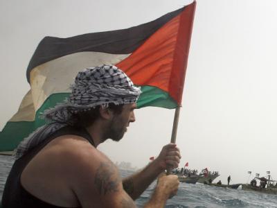 Ein Palästinenser protestiert gegen die Blockade des Gaza-Streifens. Vor der Küste bahnt sich ein neuer Konflikt an. Protest gegen Israel