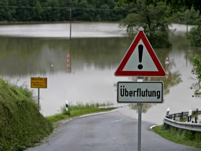 Ein Warnschild signalisiert im Landkreis Traunstein die Überflutung der Bundesstraße 307. Hochwasser