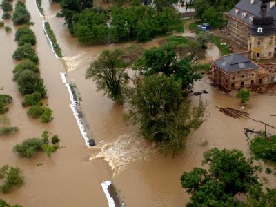 Wassermassen haben in der ungarischen Stadt Edelény einen Damm durchbrochen. Überschwemmungen in Ungarn