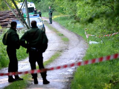 Polizisten stehen bei Heidenheim-Nietheim in der Nähe des Ortes, an dem ein Spaziergänger die Leiche gefunden hatte. Leiche von entführter Maria Bögerl gefunden