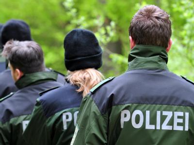 Polizisten suchen Mitte Mai bei Heidenheim-Großkuchen ein Waldstück ab. Suchtrupp