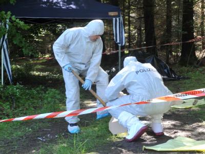 Kriminalbeamte untersuchen bei Heidenheim-Nietheim den Fundort der Leiche. Frauenleiche in Heidenheim gefunden
