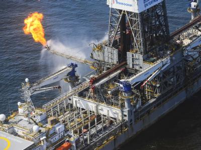 Gasflamme am Bohrturm über dem Ölleck im Golf von Mexiko. BP versucht, mehr und mehr Öl direkt aus der sprudelnden Quelle abzufangen. Abpumpen von Rohöl