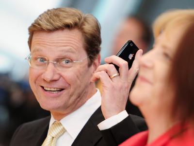 Bundesaußenminister Guido Westerwelle (FDP) zeigt sich bei der Verkündung des Sparpakets gut gelaunt, obwohl zahlreiche Herausforderungen ihm das Leben schwer machen. Guido Westerwelle