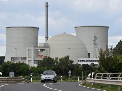 Das Atomkraftwerk (AKW) Biblis in Hessen, Block B in der Mitte. Archivfoto von 2009. Sparpaket - Energiekonzerne