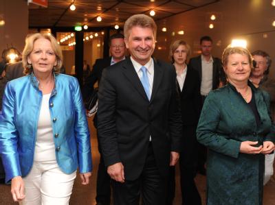 Die SPD-Landesvorsitzende Hannelore Kraft (l.), die Fraktionsvorsitzende der Grünen, Sylvia Löhrmann (r.), und der FDP-Landesvorsitzende Andreas Pinkwart nach ihren ersten Sondierungsgesprächen in Nordrhein-Westfalen. Sondierungsgespräche