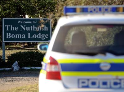 Ein Polizeiwagen vor der Lodge im südafrikanischen Magaliesburg. Einsatzwagen