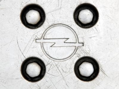 Die Kanzlerin nimmt die Rettung von Opel selbst in die Hand. Zerkratzte Opel-Radkappe