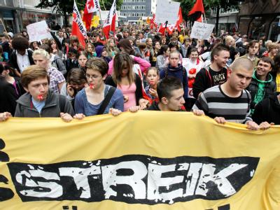 Demonstranten ziehen durch Düsseldorf. Tausende Schüler und Studenten haben sich an den bundesweiten Protesten gegen Missstände im Bildungssystem beteiligt. Demonstration in Düsseldorf