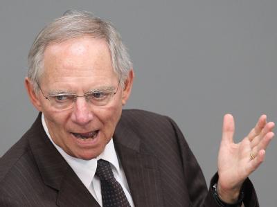 Bundesfinanzminister Schäuble spricht im Bundestag während einer Aktuellen Stunde zum Sparpaket der Bundesregierung. Wolfgang Schäuble