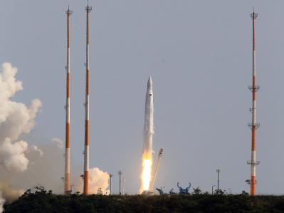 Die Rakete mit der Bezeichnung KSLV-1, oder Naro-1, hebt am Naro Space Center ab. Rakete in Südkorea gestartet