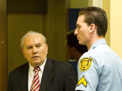 Wurde gemeinsam mit sechs weiteren Angeklagten infolge der Massaker an mehr als 7000 muslimisch-bosnischen Männern und Jugendlichen verurteilt: General Milan Gvero (l). Prozess um Srebrenica-Völkermord