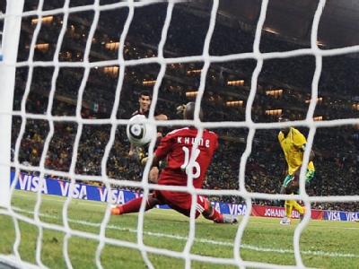 Rafael Marquez (l) trifft zum 1:1. Ausgleich