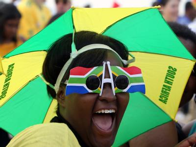 Die erste Fußball-Weltmeisterschaft auf afrikanischem Boden hat begonnen. Begeisterung am Kap