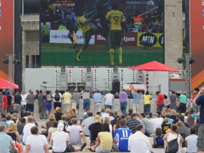Hunderte Fans haben sich auf dem Platz vor dem Olympiastadion in Berlin versammelt. Public Viewing am Olympiastadion