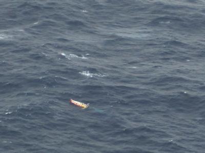 Luftaufnahme der 16-Jährigen auf ihrem vom Sturm beschädigten Schiff. Weltumseglerin in Seenot