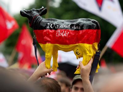 Demonstranten protestieren in Berlin gegen Sozialabbau und die Sparpläne der Bundesregierung. Proteste gegen Sozialabbau