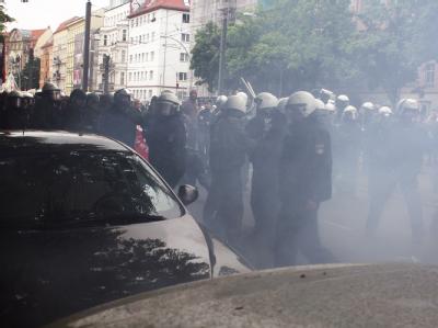 Polizisten stehen im Rauch nach einer Explosion während einer Demonstration gegen Sozialabbau und die Sparpläne der Bundesregierung in Berlin. Sprengsatz-Attacke auf Polizisten