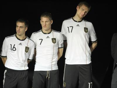 Lahm, Schweinsteiger und Mertesacker (v.l.) im neuen DFB-Trikot. Trikots