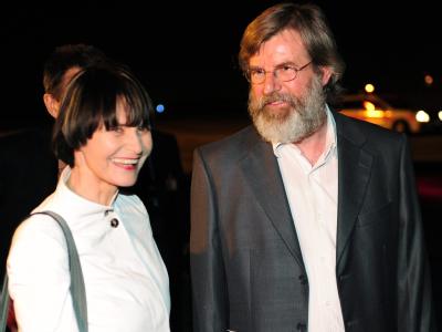 Max Göldi kommt in Begleitung der Schweizer Außenministerin Micheline Calmy-Rey am Flughafen Zürich-Kloten an. Micheline Calmy-Rey und Max Göldi