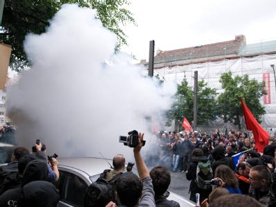 Bei einer Großdemonstration gegen Sozialabbau wurden Polizisten mit einer Splitterbombe angegriffen. Sprengsatz-Attacke