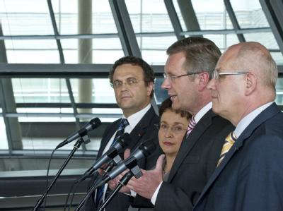 Christian Wulff (2.v.l.) gibt im Reichstag in Berlin ein Statement: Der 50-Jährige wäre im Falle seiner Wahl der jüngste Bundespräsident. Christian Wulff besucht Bundestagsfraktionen