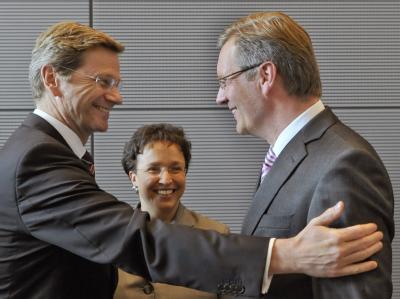 FDP-Chef Guido Westerwelle begrüßt den Bundespräsidentschaftskandidaten Christian Wulff vor Beginn der Fraktionssitzung. Guido Westerwelle und Christian Wulff