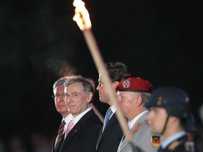 Der ehemalige Bundespräsident Horst Köhler (2.v.l) wird mit einem Großen Zapfenstreich vor dem Amtssitz Schloss Bellevue in Berlin verabschiedet. Großer Zapfenstreich für Köhler