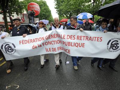 Tausende protestieren am 27. Mai in Paris gegen den Plan der Regierung, das Renteneintrittsalter bis 2018 schrittweise auf 62 Jahre anzuheben. Proteste