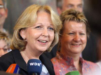 Die SPD-Landesvorsitzende Hannelore Kraft (l) und die Grünen-Landtagsfraktionschefin Sylvia Löhrmann erläutern die geplante Minderheitsregierung Hannelore Kraft und Sylvia Löhrmann