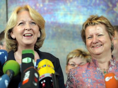 Die SPD-Landesvorsitzende Hannelore Kraft (l) und die Grünen-Landtagsfraktionschefin Sylvia Löhrmann erläutern die geplante Minderheitsregierung. Hannelore Kraft und Sylvia Löhrmann