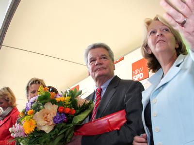 Der rot-grüne Präsidentschaftskandidat Joachim Gauck will auch um die Stimmen der Linkspartei werben. Gauck