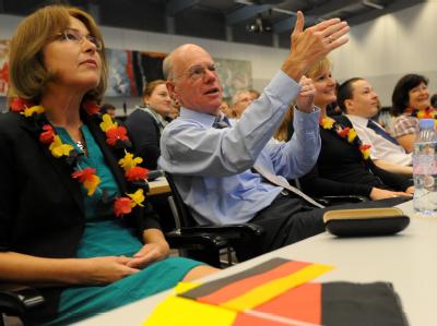 Gemeinsam mit anderen Parlamentariern und Bundestagsmitarbeitern schaut sich Bundestagspräsident Norbert Lammert das Spiel der Deutschen an. WM im Bundestag