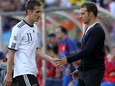 Trauriger Abgang: Miroslav Klose und Hansi Flick nach dem Platzverweis. Klose-Abgang