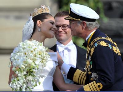 Prinz Daniel (M.) ist nach seiner Hochzeit nun Mitglied der königlichen Familie. Vorne: Kronprinzessin Victoria und ihr Vater, Schwedens König Carl XVI Gustaf. König Carl Gustaf mit Tochter und Schwiegersohn