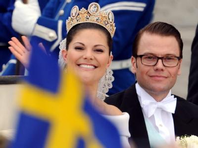 Frisch verheiratet: Prinzessin Victoria und Ehemann Prinz Daniel fahren in einer Kutsche durch Stockholm. Kutschfahrt in Stockholm