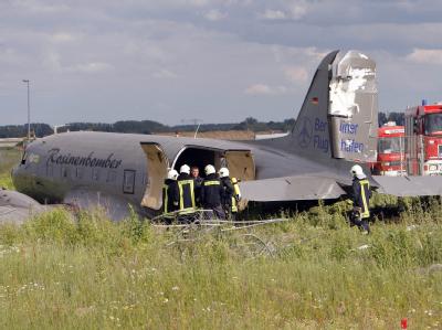 Nach einer Notlandung liegt der sogenannte Rosinenbomber auf einem Feld bei Schönefeld. Rosinenbomber auf Feld notgelandet