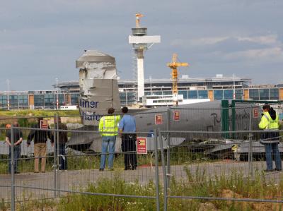 Der Rosinenbomber blieb nach der unsanften Landung am Pfosten eines Bauzauns hängen. Rosinenbomber notgelandet