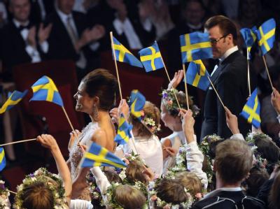 Schon am Vorabend der Hochzeit lassen sich Kronprinzessin Victoria und Daniel Westling feiern. Schweden feiern Kronprinzessin
