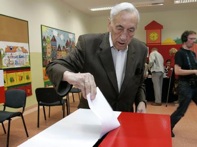 In Polen muss nun eine Stichwahl über den neuen Präsidenten bestimmen. An der Wahlurne