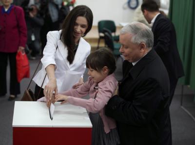 Präsidentschaftskandidat Jaroslaw Kaczynski mit seiner Nichte Maria und deren Tochter Ewa bei der Stimmabgabe in Warschau. Präsidentenwahl in Polen