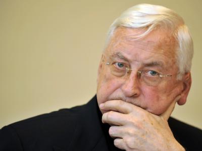 Walter Mixa wird durch ein bislang geheim gehaltenes Dossier schwer belastet. Walter Mixa